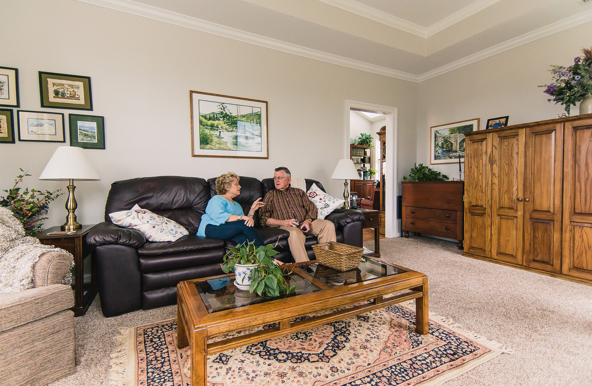the-summit-senior-couple-spending-time-in-living-room Senior living couple in their independent living cottage at The Summit